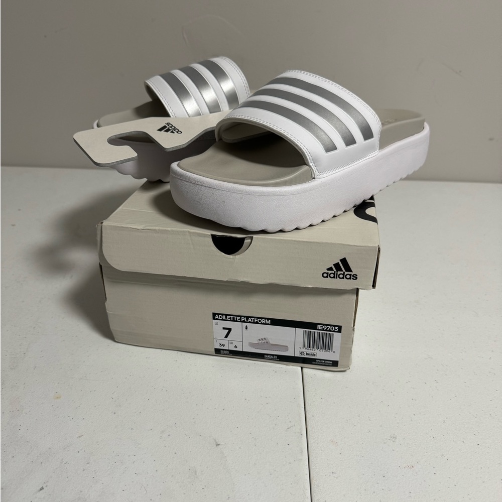Adidas Womens Adilette Platform White Slides Size 7 (IE9703)